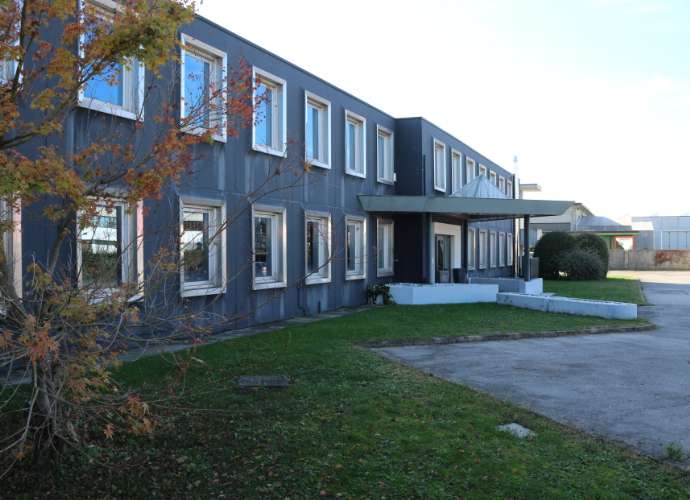 Capannone con uffici