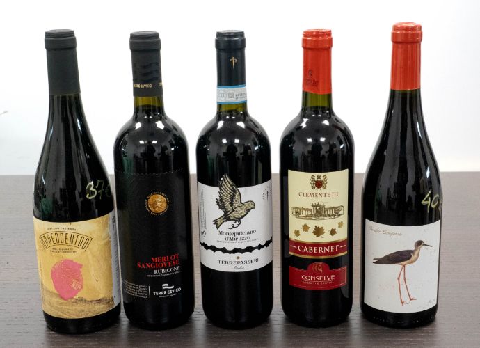 Stock e bottiglie di vino 